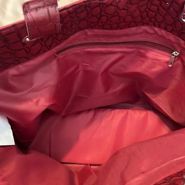 Axiz red and black faux alligator tote bag clean inside and out one flaw EUC - Image 8