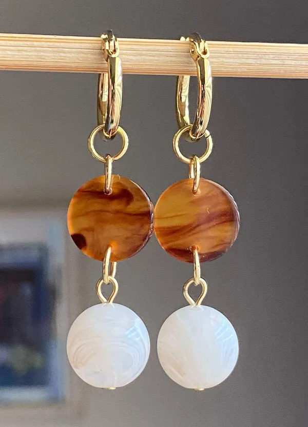 Handmade German acrylic beads & tortoiseshell hoop 2WAY dangle earrings🤎 - Image 2