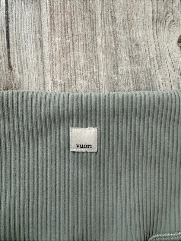 Vuori Women’s Rib Studio Bike Short High Waist Light Grey Size Small - Image 8