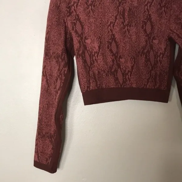 Fabletics Women's Kamila Seamless Long-Sleeve Athletic Top Snakeskin Medium‎ - Image 5