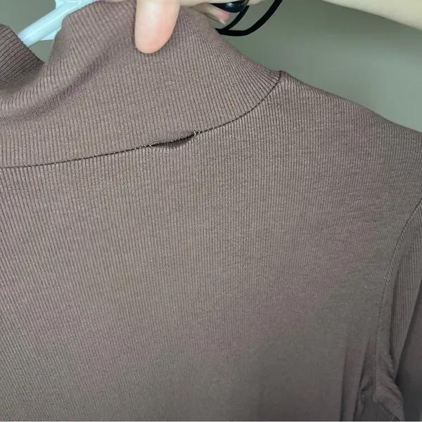 Women's Brown Turtleneck Pullover Sweater Size Medium Ribbed Long Sleeve - Image 6
