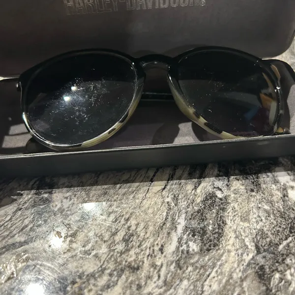 Fossil Sunglasses with green and black Frame with Harley Davidson hard case - Image 2