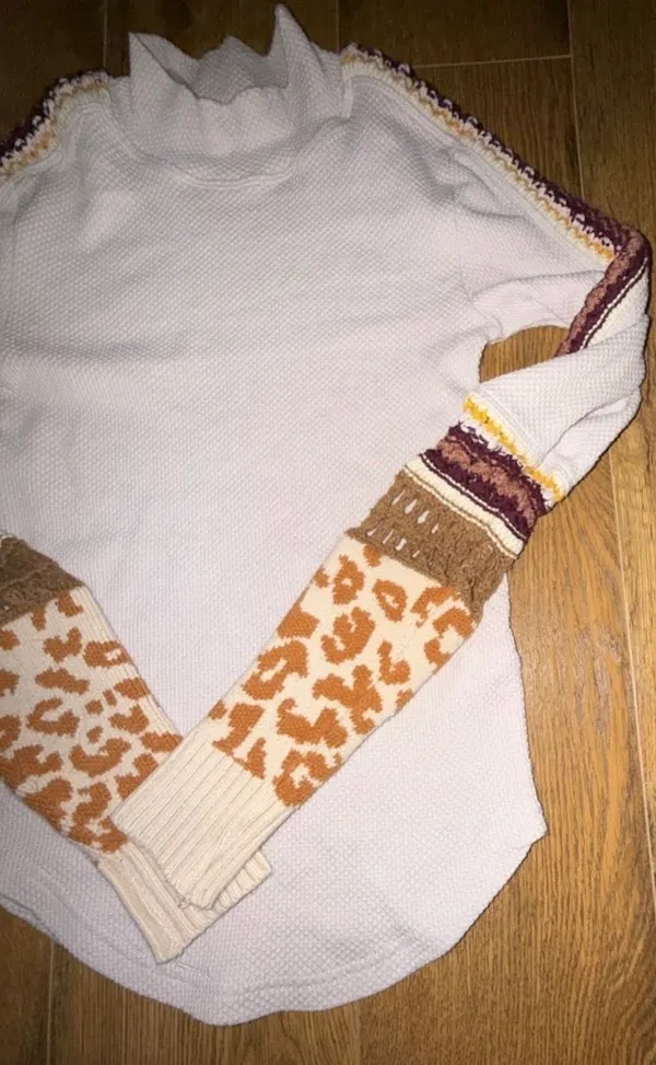 Free People Switch It Up Thermal Top Size XS Free People Switch It Up Thermal Top in cream/off-white. Thermal knit fabric with a mock neck and long sleeves. Leopard print cuffs with crochet knit detailing on the sleeves. Pre-owned, no visible wear. - Image 2