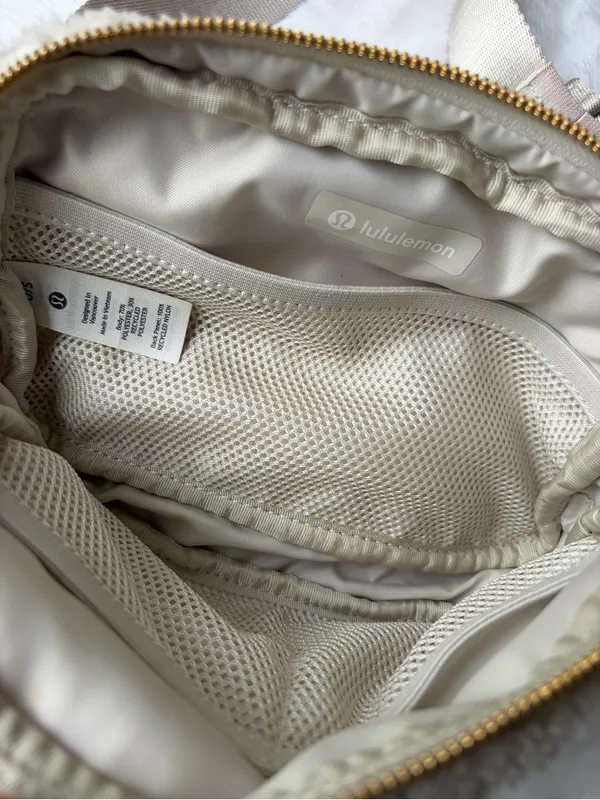 Lululemon Everywhere Belt Bag 1L Fleece - Image 5