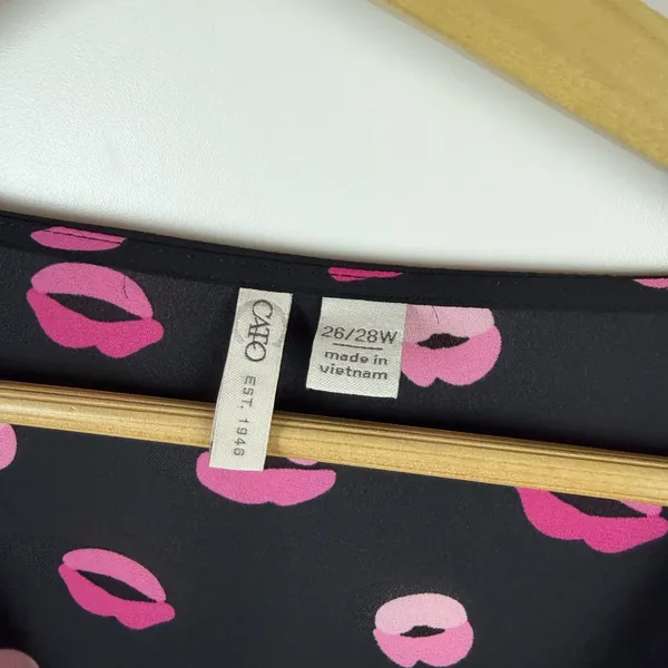 Cato Black‎ Pink Lip Print Blouse Size 26/28W Ruched Lightweight Valentines Cute - Image 5