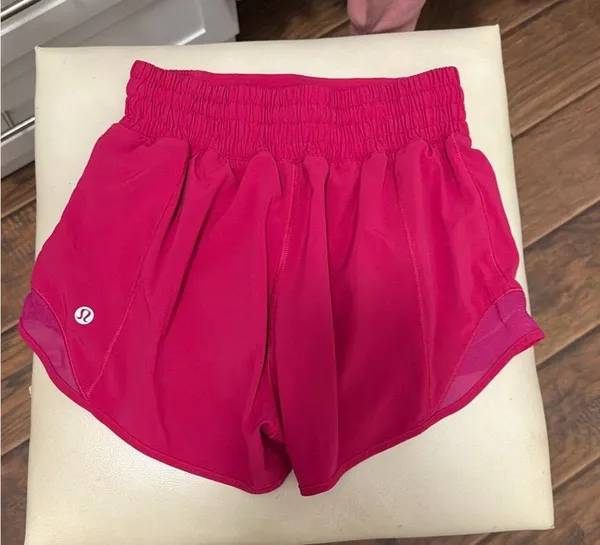 Lululemon Shorts Hotty Hot 2.5" - Image 2