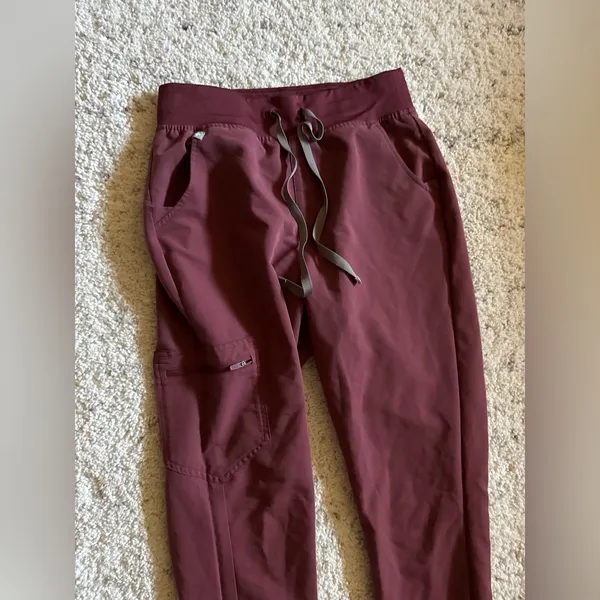 FIGS Zamora Jogger‎ Scrub Pant Size Small in Dark Cherry - Image 4