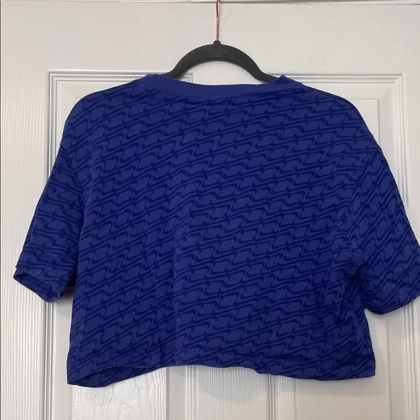 Nike Women's Blue Patterned Cropped Tee - Image 2