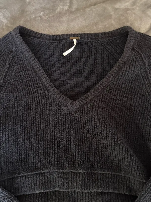 Free People Black V-Neck Cropped Knit Sweater - Image 2