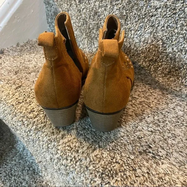 OLIVIA MILLER Embroidered Suede Floral Exposed Ankle Booties‎ Boho Size 6 - Image 8