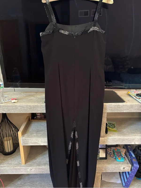 Classic Black Sleeveless Wedding Gown with Sparkle Trim - Image 5