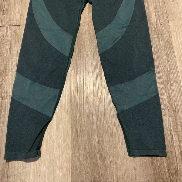 PINK Victoria's Secret women’s Dark Green athletic seamless pull on Leggings L - Image 3