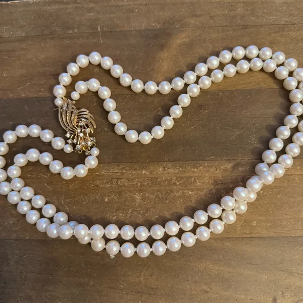 Vintage doubled layered strand white pearl necklace - Image 2