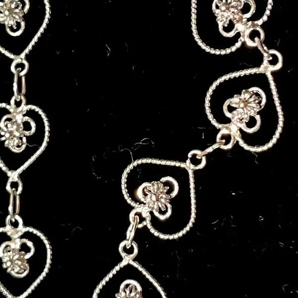 7-inch Silver-Tone Simple Elegant Heart Clasped Timeless Chain Bracelet - Image 4