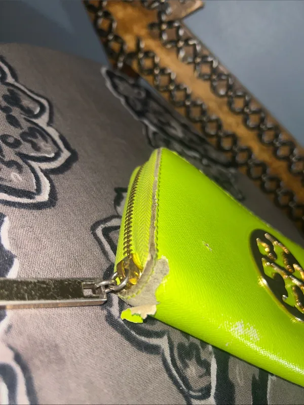 Tory Burch Neon Lime Zip Wallet with Logo Medallion - Image 3