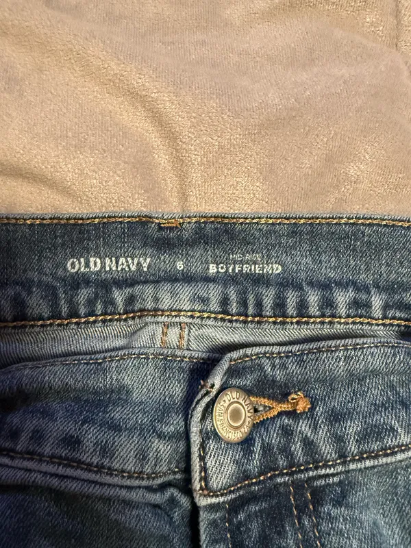 Old Navy Boyfriend Jeans Mid-Rise Women’s - Image 4