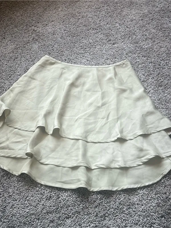Le Lis Cream Tiered Ruffle Mini Skirt - Image 2