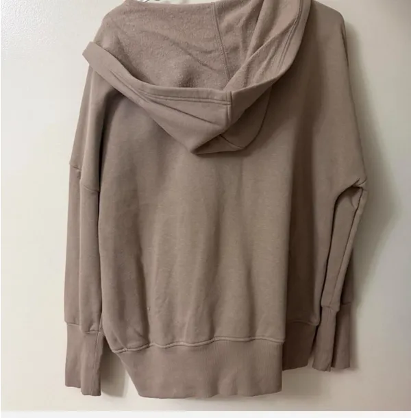 Off the shoulder oversized sweatshirt color tan WORN ONCE size small - Image 3