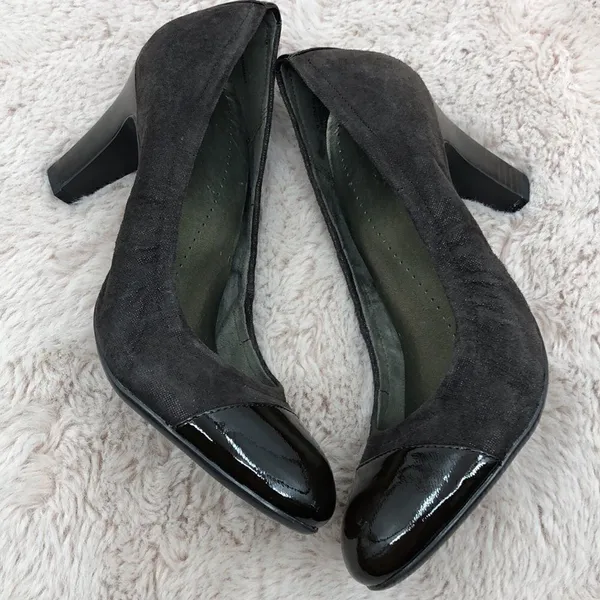 Naturalizer brown suede rounded toe heels - Image 4