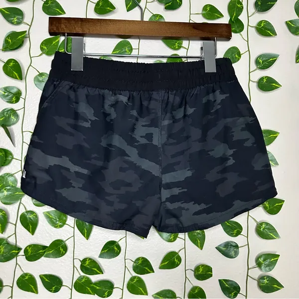 Vuori women’s small black and gray camo shorts running outdoor athletic casual - Image 5