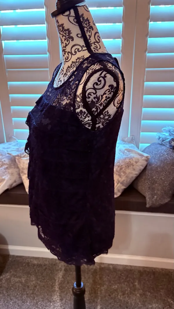 And Taylor size medium, navy blue lace sleeveless top - Image 5