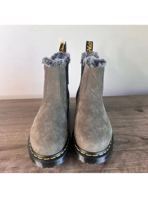 Dr. Martens Women’s Leonore Faux Fur Lined Nubuck Chelsea Boot Size 6 #666 - Image 4