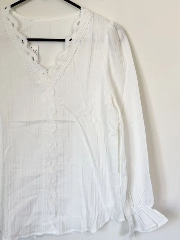 NWT Cupshe White Lace Blouson Sleeve Ruff Cuff Top - Size: Small - Image 6