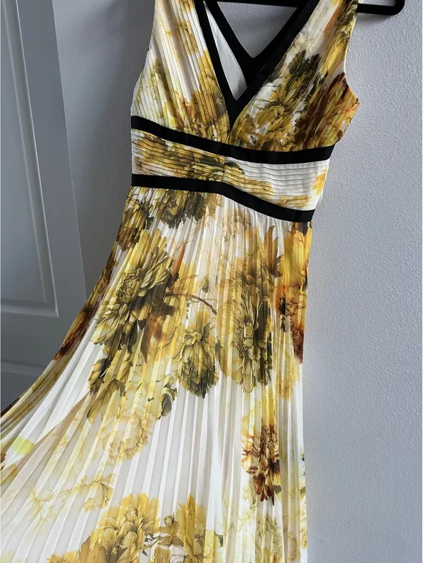 Karen Millen Pleated Floral Bodice Detail Woven Maxi Dress - Image 3