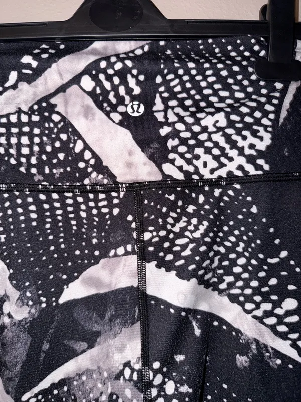 Lululemon Black & White Patterned High-Rise Leggings Size 8 - Image 4