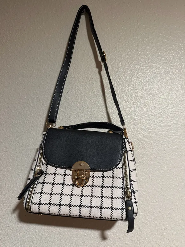 Stylish and elegant handbag in good condition. Perfect for everyday use, work, shopping, or going out. Spacious enough to carry your essentials and easy to match with different outfits. Please check the photos for the exact condition and details. - Image 2
