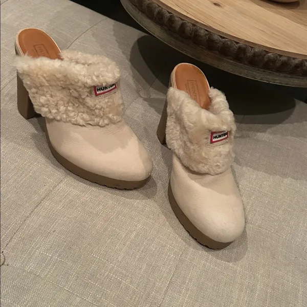 Hunter Creme Fur Clog Mules Size 8 - Image 8