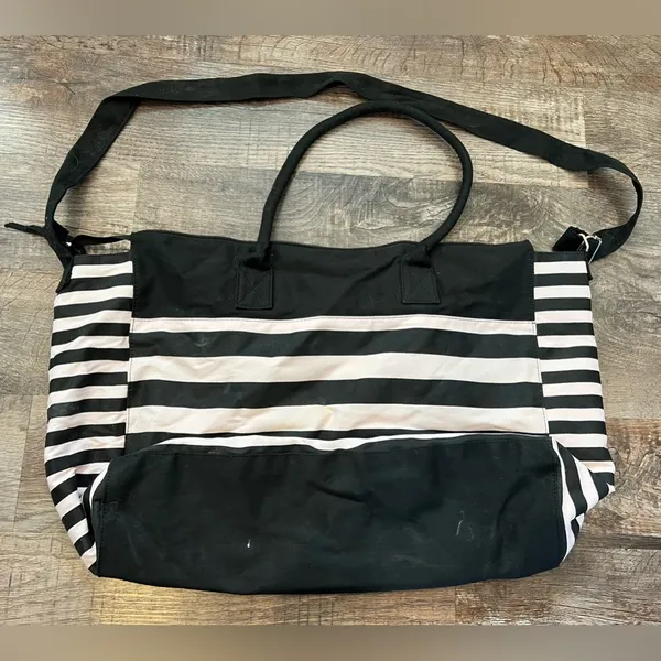 Victoria’s Secret Weekender Bag - Image 4