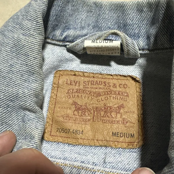 Levis 70507-4834 Denim Trucker Jacket Men's SZ M Light Wash 1992 Harley Patch - Image 11