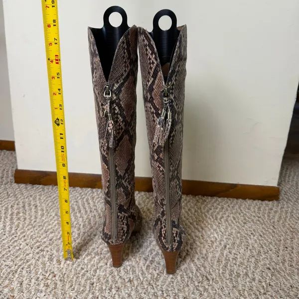 Bandolino Indie Snakeskin Print Knee High Boots Black Brown Tassel Back Zip 6.5M - Image 5