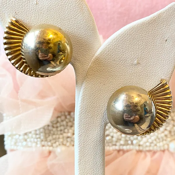 Alice Signed Vintage Gold Tone Round Winged Clip On Earrings Old Money Chic Glam - Image 2