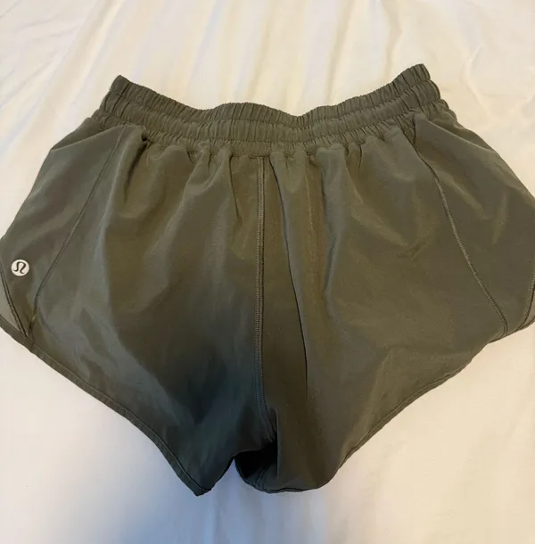 Lululemon Shorts Hotty 2.5" - Image 2