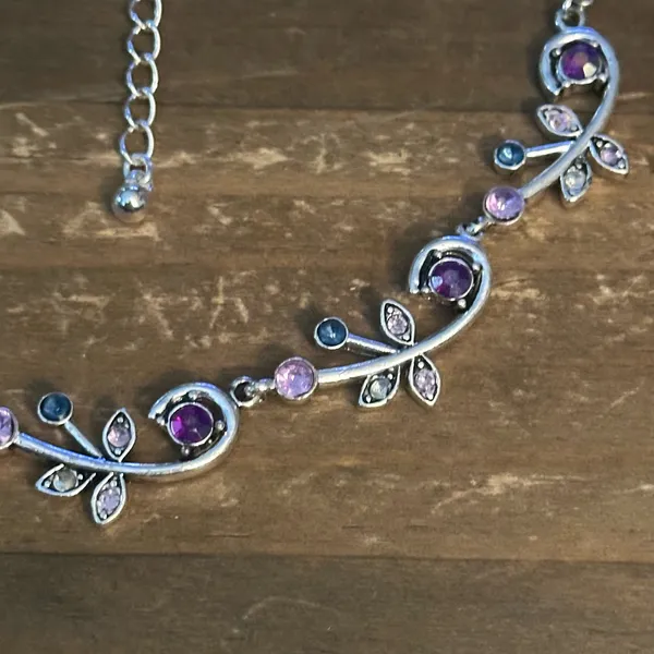 Avon Sparkly Vine silver tone gemstone necklace - Image 4