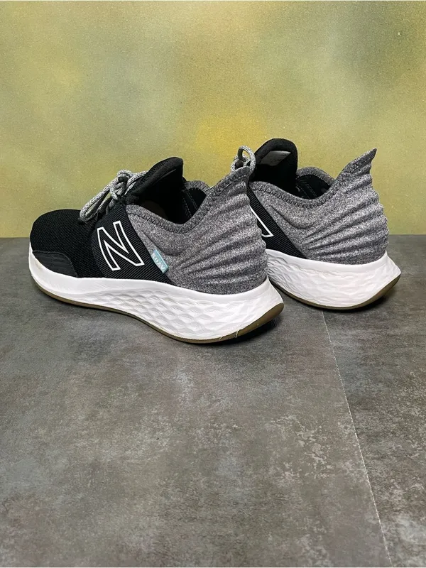 New Balance Women's Fresh Foam Roav T-Shirt Black/Gray Sneakers Size 9.5B - Image 9