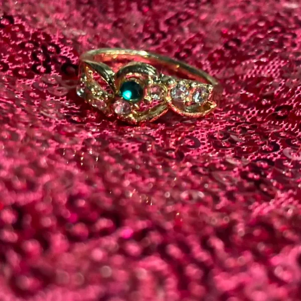 Boutique Womens Ring Size 7 Gold Jewelry Emerald Green Crystal Silver Encrusted Bling Y2K - Image 2