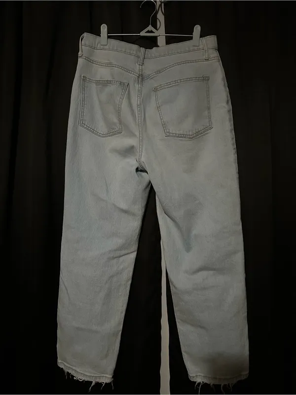 Universal Threads Light Blue Distressed High-Rise Women’s Jeans - Image 9
