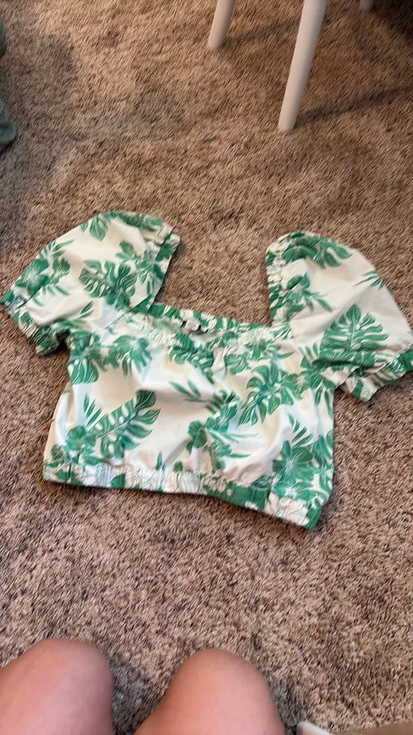 American Eagle Outfitters Top Cropped with Hawaiian pattern - Image 5