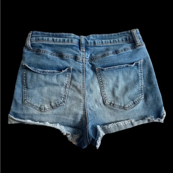 refuge Distressed Button Front Jean Shorts
Size‎ 6 - Image 4