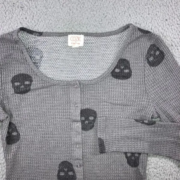 Skull Print Waffle Knit Cropped Top Small L/S Y2K‎ Edgy Emo Punk Goth Grunge - Image 2