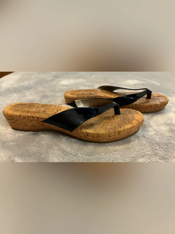 Women’s Me Too Brand Black Patent Cork Flip Flop Sandals Size 7.5 - Image 2
