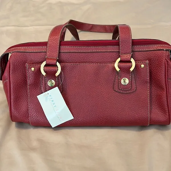 NWT First Issue red pebbled faux leather bag 1 inside & outside pocket zip close - Image 2