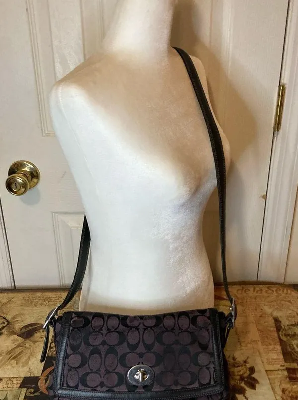 COACH SIGNATURE Hampton Monogram SHOULDERBAG Flap twist lock closure - Image 6