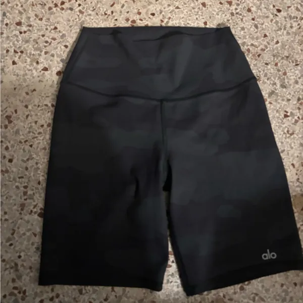 Alo high waist vapor biker short small - Image 3