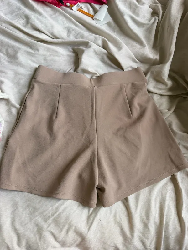 H&M High-Waisted Shorts - Image 3