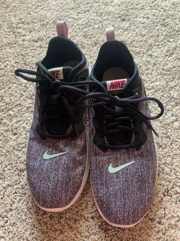 Nike Tennis Shoes - Image 2