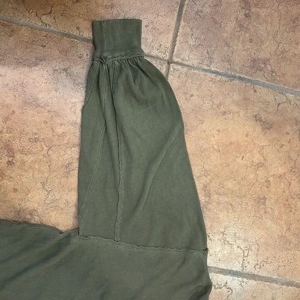 ‎NWT We the free Army Green over size shirt size S - Image 7